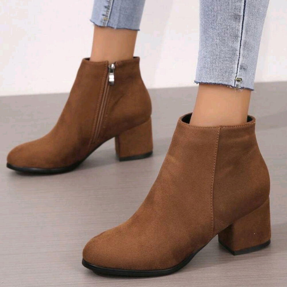 Fashionable Boots - Picture 5 of 6